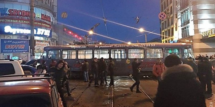 Как в Голливуде: В Одессе трамвай сошел с рельсов и протаранил пять автомобилей