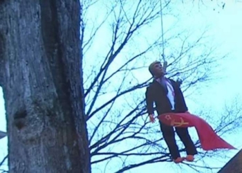 В США повесили куклу Трампа с флагом СССР в руках