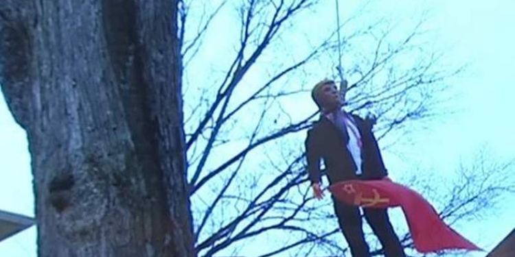 В США повесили куклу Трампа с флагом СССР в руках