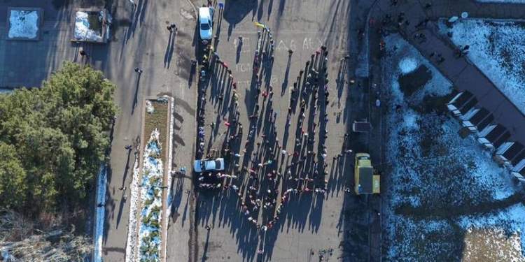 В Николаеве люди выстроили “живой тризуб” в День Соборности