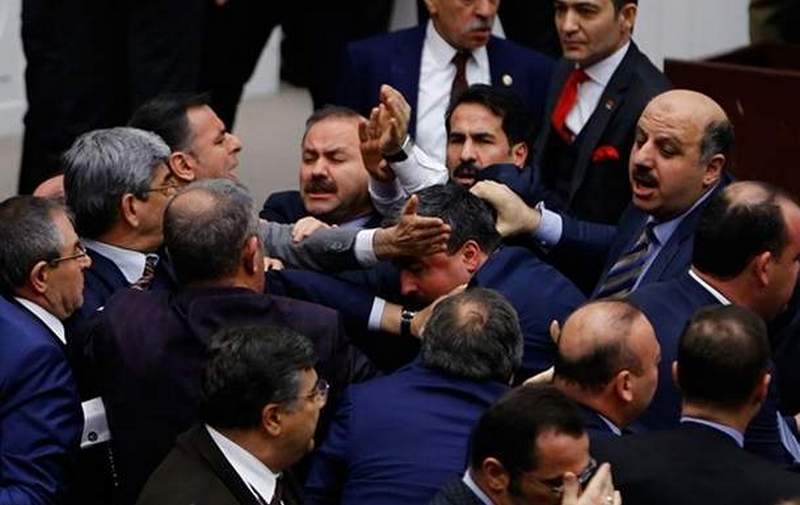 Знакомо: после драки в турецком парламенте пропал микрофон стоимостью 25 тыс.евро 1