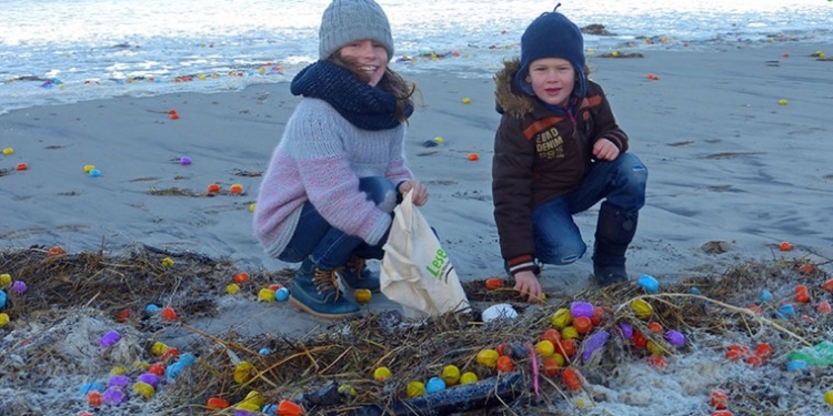 На берег немецкого острова море выбросило 100 тысяч киндер-сюрпризов с инструкцией на русском языке