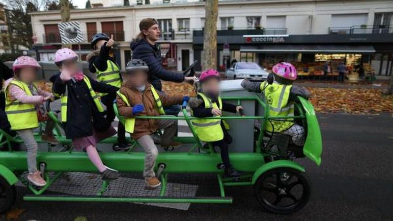 «Автобус» с педалями: новый школьный транспорт появился во Франции 1
