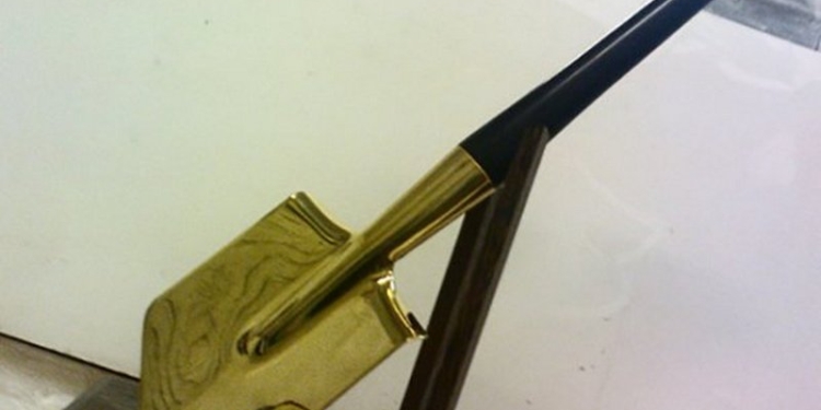 Лопату из золота нашли при обыске у бывшего зама генпрокурора