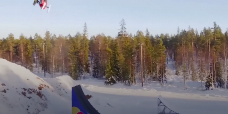 Шведский экстремал первым в мире совершил двойное обратное сальто на снегоходе