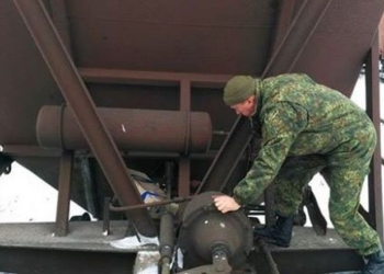 На Николаевщине обнаружили подозрительные коробки, примотанные к товарным вагонам
