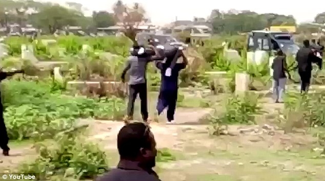 В этом случае печально, что у гроба карманов нет: в Гане гробовщики забрали труп с похорон, потому что их услуги не были оплачены