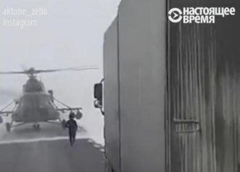 Заблудился: в Казахстане вертолету пришлось сесть на трассу, чтобы спросить дорогу