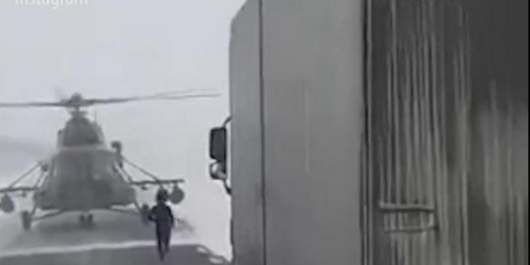 Заблудился: в Казахстане вертолету пришлось сесть на трассу, чтобы спросить дорогу