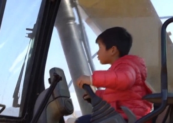 Экскаватор – лучшая игрушка для 4,5-летнего мальчишки из Китая. Только не игрушечный, а настоящий