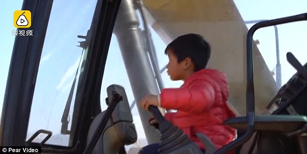 Экскаватор – лучшая игрушка для 4,5-летнего мальчишки из Китая. Только не игрушечный, а настоящий