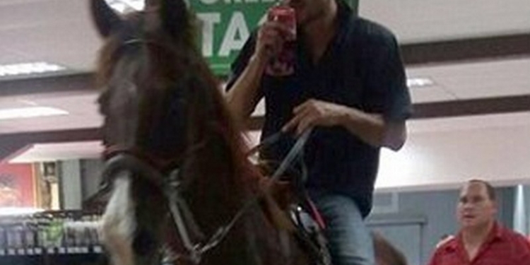 «Лошадью ходи!»: в Южной Африке клиент въехал в супермаркет верхом