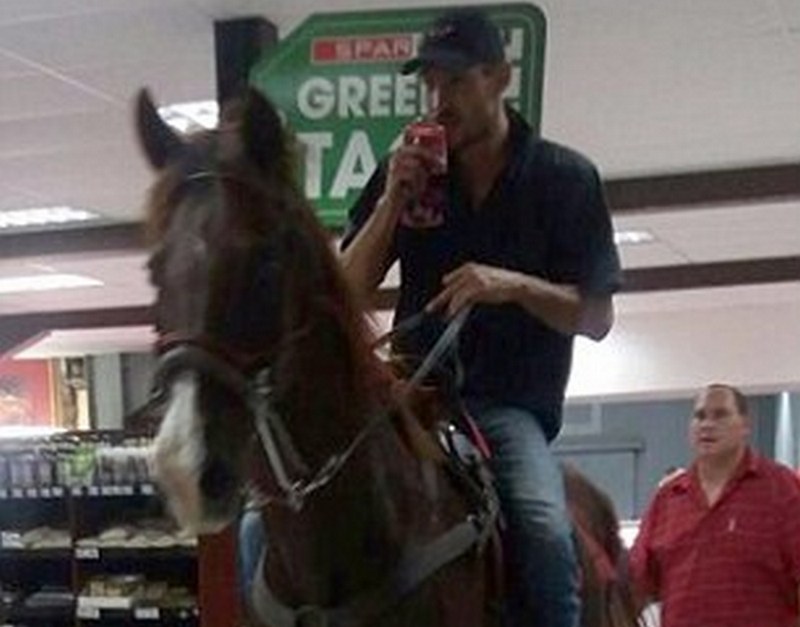«Лошадью ходи!»: в Южной Африке клиент въехал в супермаркет верхом 1