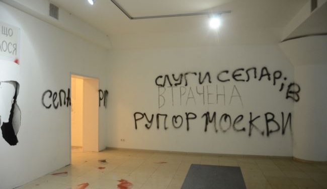 В Киеве неизвестные разгромили выставку, посвященную Майдану и войне в Украине