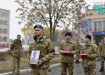 Преклонив колени: в Николаеве попрощались с 25-летним десантником Николаем Гуцаленко
