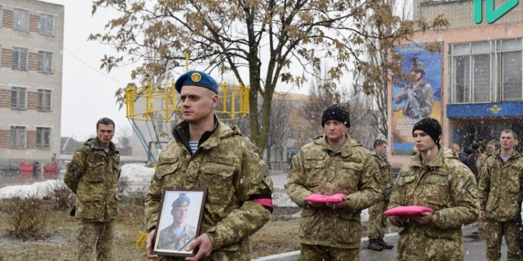 Преклонив колени: в Николаеве попрощались с 25-летним десантником Николаем Гуцаленко