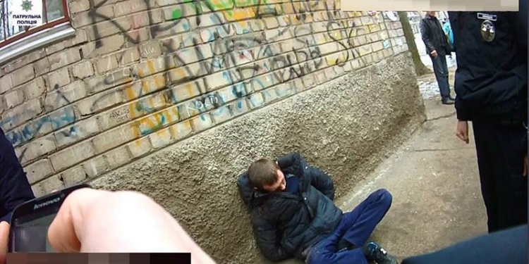 В Николаеве граждане сами задержали грабителя с ножом и сдали его полиции