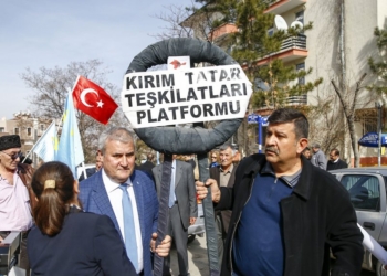 К посольству России в Анкаре принесли черный венок