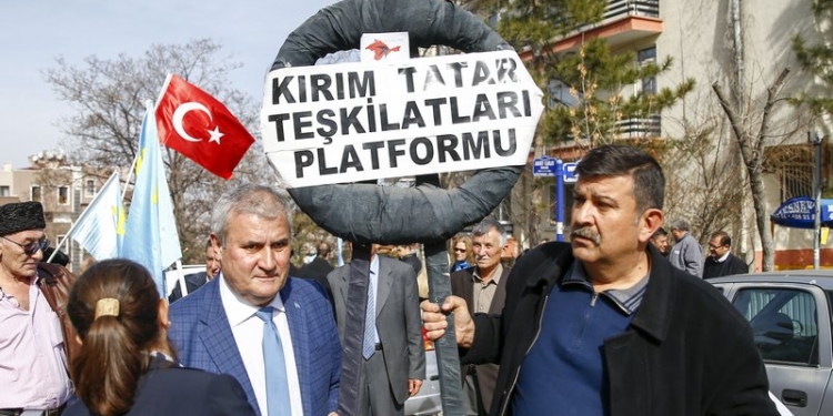 К посольству России в Анкаре принесли черный венок