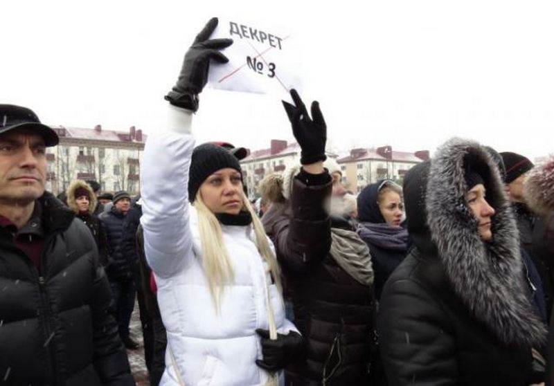 «Лукашенко, ты довел народ!»: в Беларуси продолжились акции протеста против налога на тунеядство 1