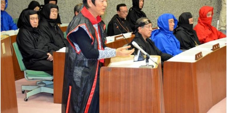 В японском городе Ига мэр и члены муниципалитета пришли на заседание в костюмах ниндзя