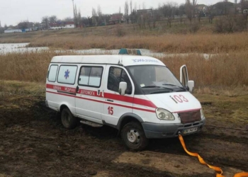 И снова из-за грязи: теперь в Николаеве застряла «скорая»