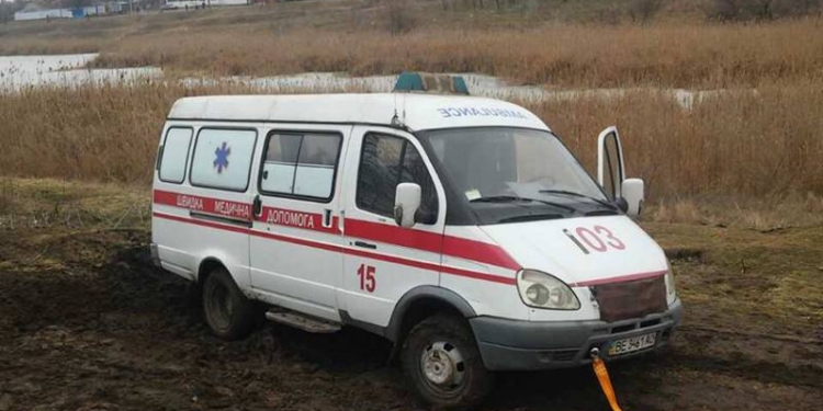 И снова из-за грязи: теперь в Николаеве застряла «скорая»