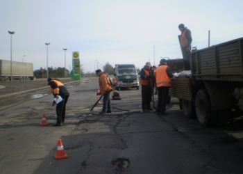 Дорожники Николаевщины начали латать ямы на М-14