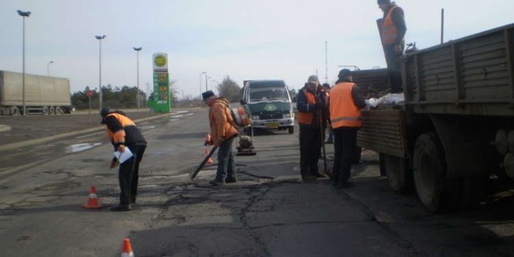 Дорожники Николаевщины начали латать ямы на М-14