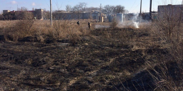 Как только сошел снег: в Вознесенске горела сухая трава и угрожала «поджечь» жилье