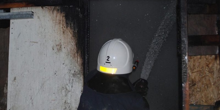 Пылало жарко: в Николаеве хозпостройку тушили 10 спасателей