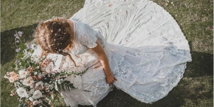 В Британии девушка нашла 150-летнее свадебное платье, которое ранее потеряла в обанкротившейся химчистке
