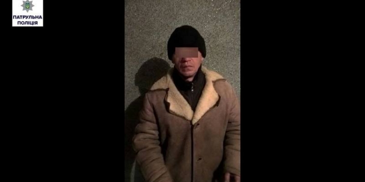 Сколько веревочке ни виться… В Николаеве находящийся в розыске 13 лет мужчина попался на распитии пива на улице