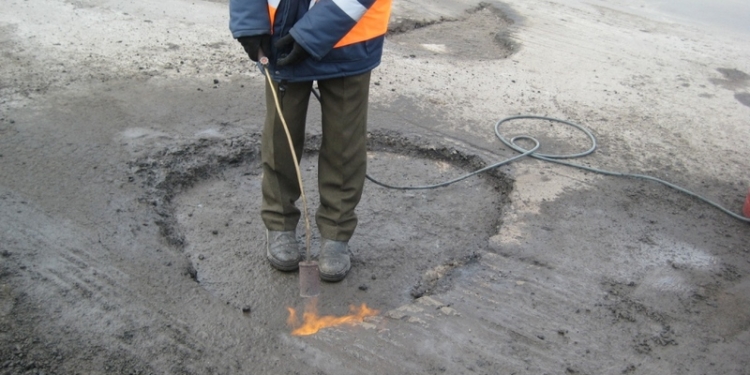 Это временно: на Ингульском мосту в Николаеве начали латать ямы
