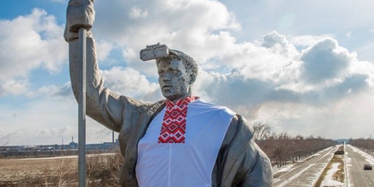 На памятник сталевару в Мариуполе одели вышиванку