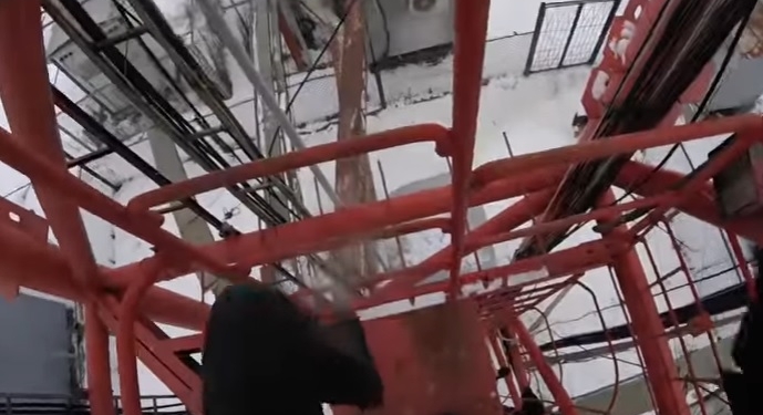 Не пытайтесь повторить. Украинские экстремалы залезли на обледеневшую башню