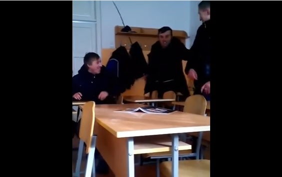 Палочная дисциплина. Полицию заинтересовало видео, на котором преподаватель ПТУ бьет ученика