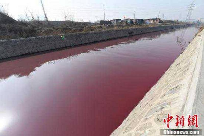 В Китае прорвало трубу фабрики, производящей краску – местная река стала кроваво-красной 1