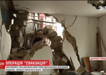 Пять дней понадобилось спасателям, чтобы извлечь грузовик с гречкой, протаранивший дом