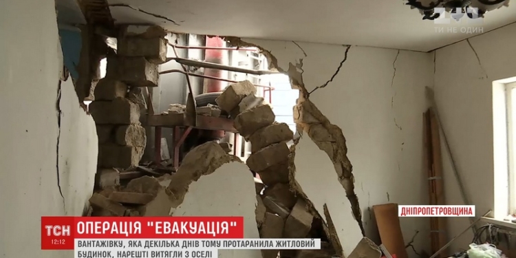 Пять дней понадобилось спасателям, чтобы извлечь грузовик с гречкой, протаранивший дом