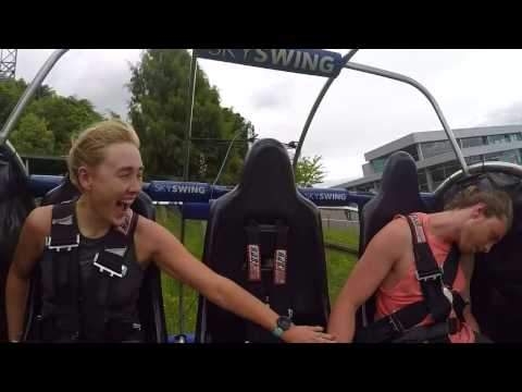 Слабый пол. Парень отключился на аттракционе, а девушка даже не заметила