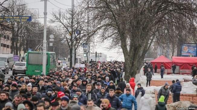 "Нет декрету номер три! Лукашенко, уходи!" В Беларуси протестуют против налога на тунеядцев 1