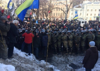 В Киеве снова кричат “Банду геть”  и жгут дымовые шашки