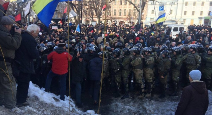 В Киеве снова кричат “Банду геть”  и жгут дымовые шашки