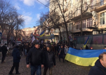 В Киеве снова кричат “Банду геть”  и жгут дымовые шашки