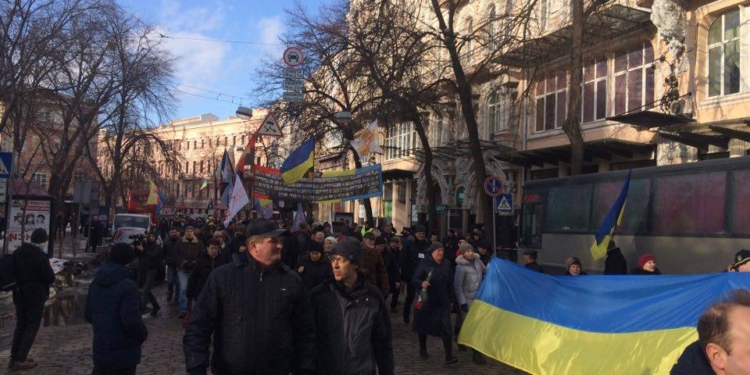 В Киеве снова кричат “Банду геть”  и жгут дымовые шашки