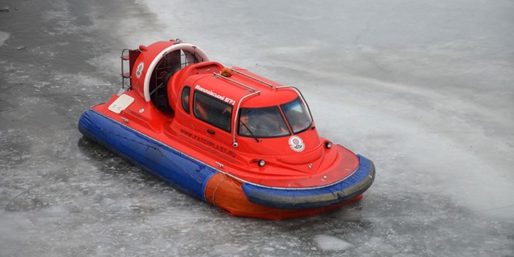 Николаевские спасатели эвакуировали застрявшего на льду мужчину под парусом