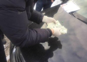 Помощник нардепа попался на взятке в 10 тыс. долларов