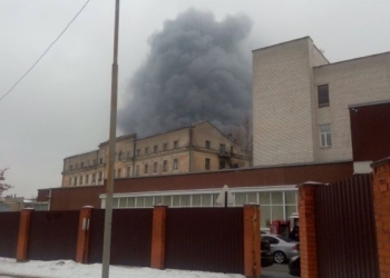 В Киеве горит судоремонтный завод