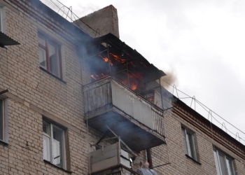 В Николаеве горела многоэтажка в центре. Пожилая женщина выпала с балкона, но ее спасли